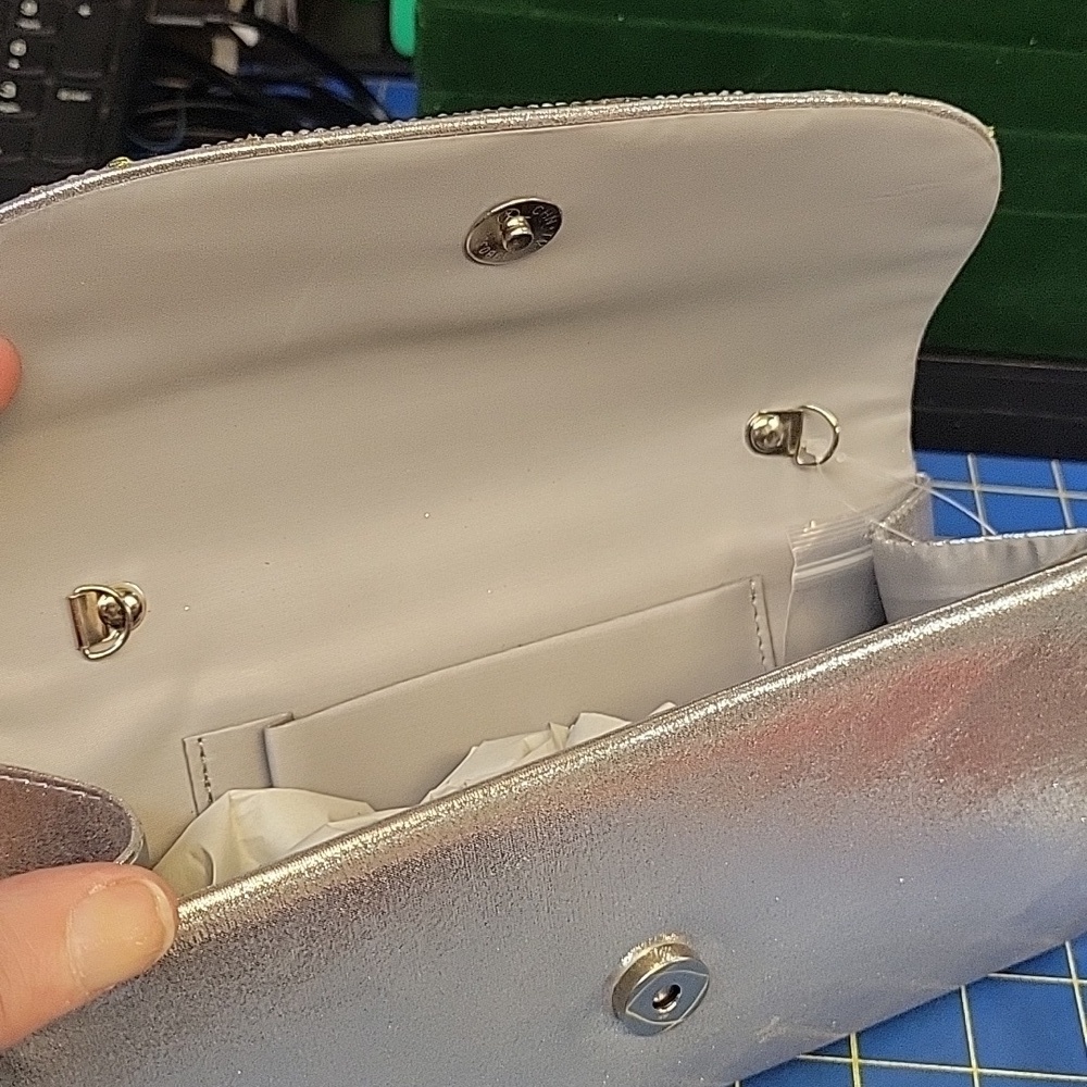 Elegant Silver Rhinestone Clutch Bag 9 x 4.5 x 2 New - Picture 4 of 6